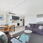 2-Bed Apt In Surfers Paradise With Pools And Gym