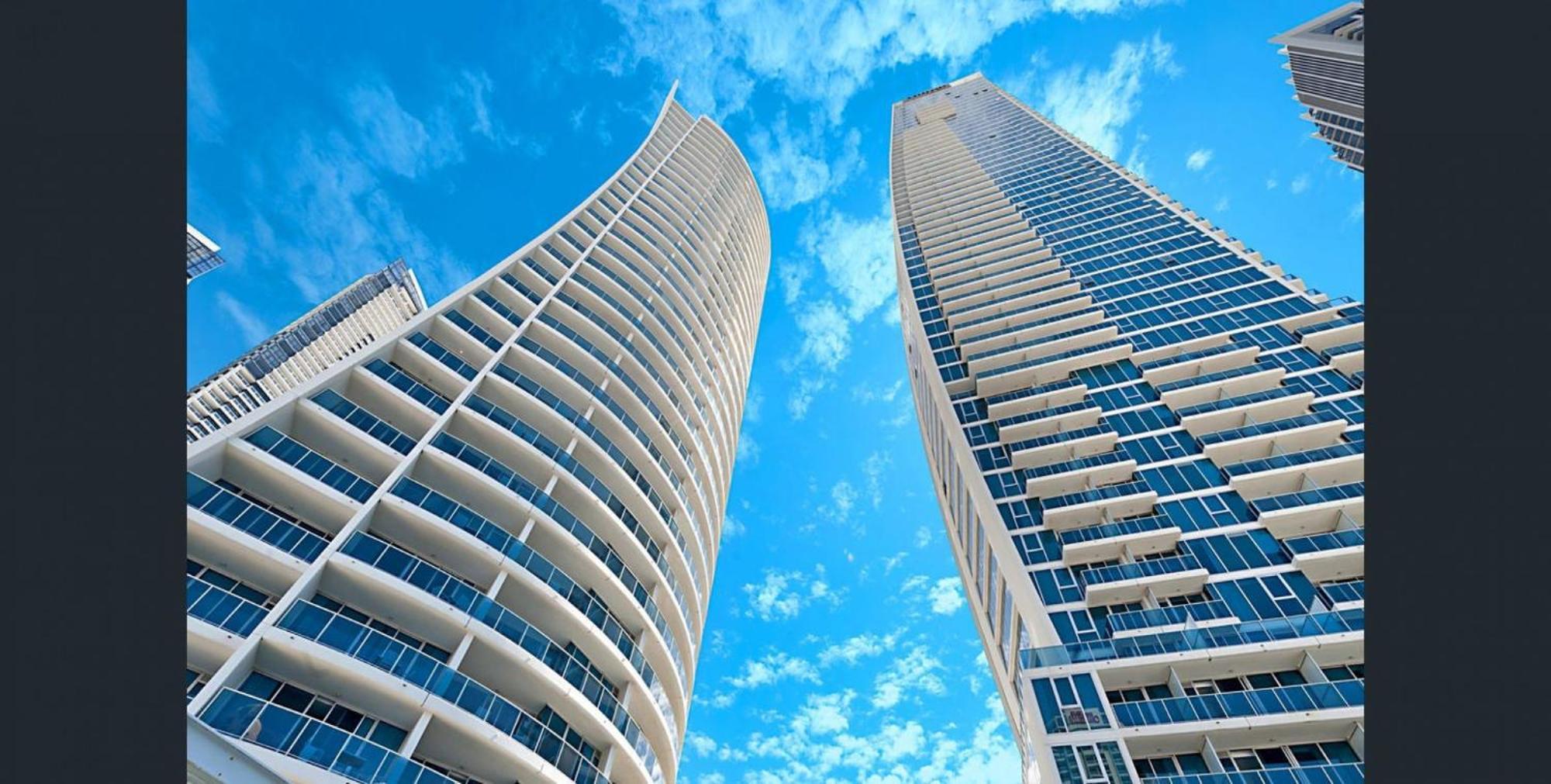 2-bed Apt In Surfers Paradise With Pools And Gym